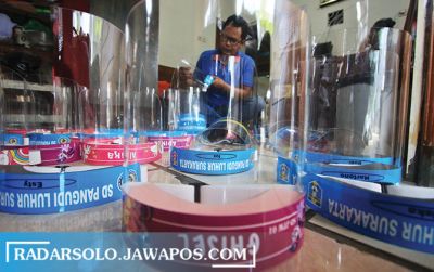 Seorang pembuat face shield membuat face shield untuk anak sekolah. (ARIEF BUDIMAN/RADAR SOLO)