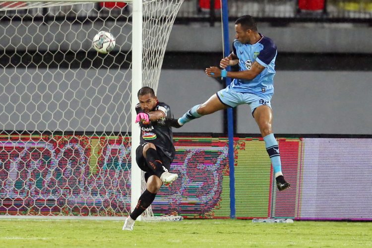 Kiper Persija jakarta Andritany Ardhiyasa (kiri) mendapatkan kawalan dari striker Persela Lamongan Jose Wilkson. (Haritsah Almudatsir/Jawa Pos)