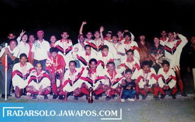SUMRINGAH: Skuad Persis Solo sukses menjadi juara Divisi II Nasional musim 1994, dalam final yang digelar di Stadion Sriwedari. Persis sukses menjegal Persikab Bandung di partai puncak. (YANIS BUDI UCOK FOR RADAR SOLO)