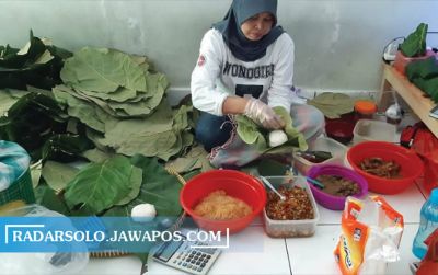 Ryna Mardianti menata menu nasi berkat yang hendak dijual kepada pelanggannya di ibu kota. (ISTIMEWA)