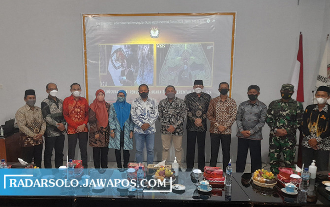 PERSIAPAN: KPU Karanganyar bersama Forkompimda Karanganyar launching Pemilu 2024, Selasa (15/2). (RUDI HARTONO/RADAR SOLO)