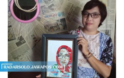 Ninik Suryani memperlihatkan karya seni kolase dari bahan plastik bekas. (IWAN ADI LUHUNG/RADAR SOLO)