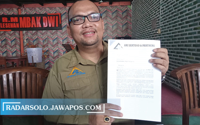 PROSES HUKUM: Kuasa hukum tunjukkan surat permohonan penangguhan penahanan, Jumat (4/2). (RUDI HARTONO/RADAR SOLO)
