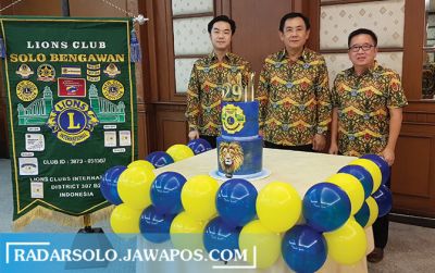 Charter President Hartono Setyo (tengah) didampingi President Budiman Tanudjaja (kanan) dan Vice President Budiharto Setyo (kiri) saat merayakan ulang tahun Lions Club Solo Bengawan yang ke-29, Selasa (19/5). (ISTIMEWA)