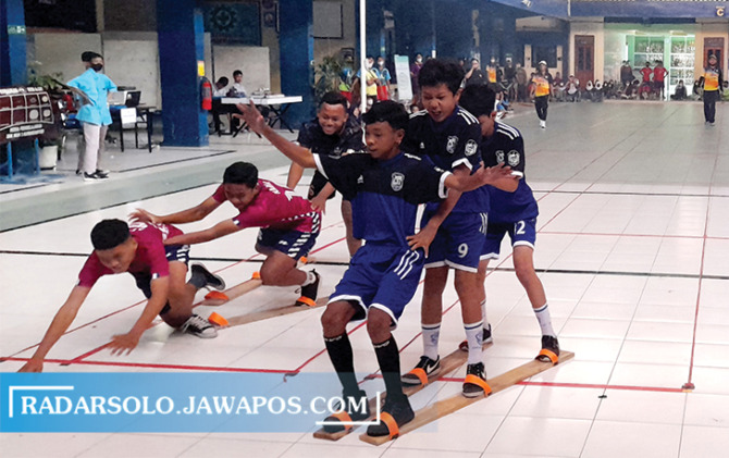 JATUH BANGUN: Siswa dari berbagai sekolah tingkat SMP dan MTs mengikuti festival olahraga tradisional di SMK Muhammadiyah 3 Karanganyar, Kamis (24/2). (RUDI HARTONO/RADAR SOLO)
