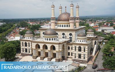 Masjid Agung Al Aqsha Klaten difoto dari menara di kompleks masjid, 3 Januari lalu. Masjid ini dipastikan tidak menggelar salat Id berjamaah. (ANGGA PURENDA/RADAR SOLO)