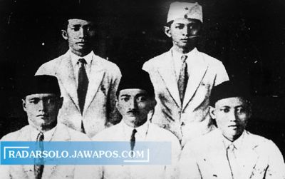 SANG PENDIRI: Para pengurus PSSI periode pertama. IR Soeratin (duduk tengah) ditunjuk jadi ketua umum PSSI yang pertama. (DOK. PENGELOLA STADION SRIWEDARI)