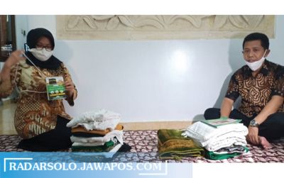 Heru Sunardi dan istri menunjukkan pakaian dan peralatan yang telah disiapkan untuk ke ibadah haji. (ANTONIUS CHRISTIAN/RADAR SOLO)