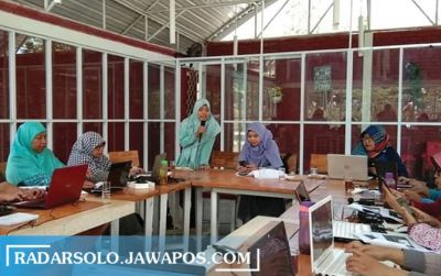 Vitriya Mardiyati bersama anggota Komunitas Yuk Menulis. (KYM FOR RADAR SOLO)