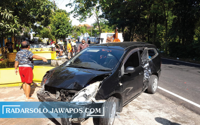 RINGSEK: Kondisi mobil grand livina usai menewaskan dua orang di Tegalgede, Karanganyar, Minggu (6/2). (RUDI HARTONO/RADAR SOLO)