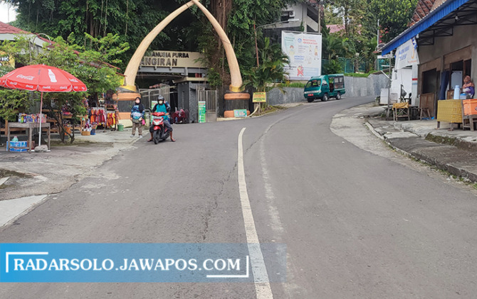 LESU: Tukang ojek menjemput pengunjung untuk diantar ke terminal parkir, Jumat (11/2). (AHMAD KHAIRUDIN/RADAR SOLO)