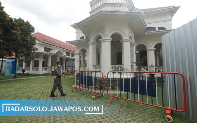 DALAM PENGAWASAN: Pasien positif Corona bergejala dan tanpa gejala mulai isi Ndalem Priyosuhartan Laweyan kemarin. (M. IHSAN/RADAR SOLO)