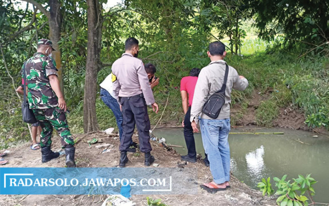 Petugas Kepolisian tengah melakukan olah TKP di Sungai Kepuh Gondangrejo, menyusul dua anak yang meninggal usai tenggelam di sungai tersebut. (RUDI HARTONO/RADAR SOLO)