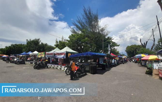 IKONIK: Sejumlah pedagang Pasar Sabtu Plasa Alun-Alun Karanganyar sudah mulai berjualan sejak beberapa waktu terakhir. (RUDI HARTONO/RADAR SOLO)