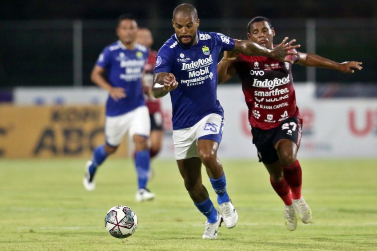 Striker Persib Bandung asal Brasil David da Silva saat beraksi menghadapi Bali United dalam lanjutan Liga 1 2021-2022. (Haritsah Almudatsir/Jawa Pos)