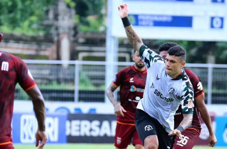 Penyerang anyar Persikabo 1973 Ciro Alves berusaha melewati pertahanan Borneo FC. (Instagram/Perikabo 1973)
