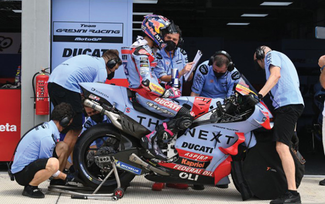 Pembalap Gresini Racing MotoGP Enea Bastianini berdiskusi dengan timnya seusai melaju di lintasan pada hari kedua tes pramusim MotoGP 2022 di Sirkuit Mandalika, Lombok Tengah, NTB, Sabtu (12/2). (ANTARA)