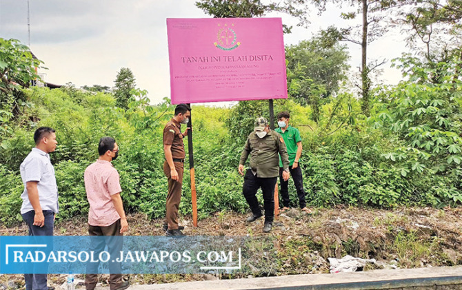 RUGIKAN NEGARA: Tim Kejagung dan Kejari Sukoharjo saat menyita aset tersangka korupsi LPEI Johan Darsono, Kamis (10/2). (IWAN KAWUL/RADAR SOLO)