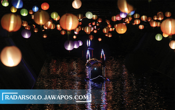 DIMINATI: Perahu wisata yang tengah melintasi Kali Pepe. (DAMIANUS BRAM/RADAR SOLO)