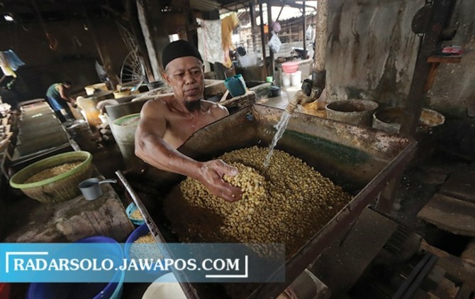 BUTUH SOLUSI: Perajin tahu di Mojosongo, Jebres, sedang membuat tahu meski harga kedelai mahal, kemarin (21/2). (M. IHSAN/RADAR SOLO)