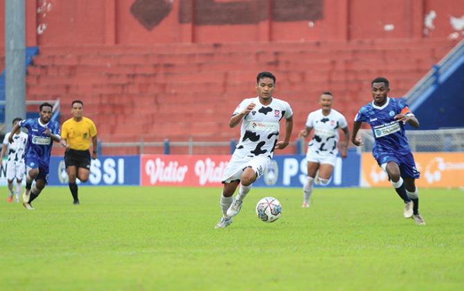 MAKSIMAL: Penggawa Persebi Boyolali (kiri) berebut bola melawan Persitoli Tolikara di babak 63 besar Liga 3 di Stadion Brawijaya Kediri, Jawa Timur, belum lama ini. (ISTIMEWA)