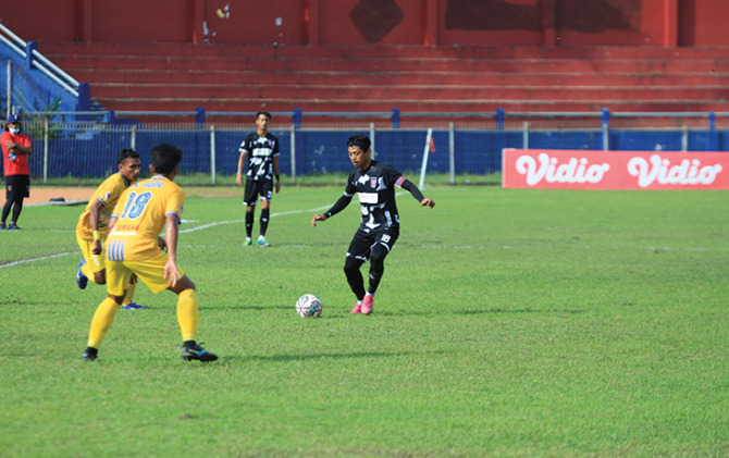 IMBANG: Kapten Persebi Boyolali Dedi Cahyono Putro (kanan) berebut bola dengan pemain PSBL Langsa dalam lanjutan babak 64 besar Liga 3 di Stadion Brawijaya Kediri, Kamis (10/2). (OFFICIAL PERSEBI BOYOLALI FOR RADAR SOLO)