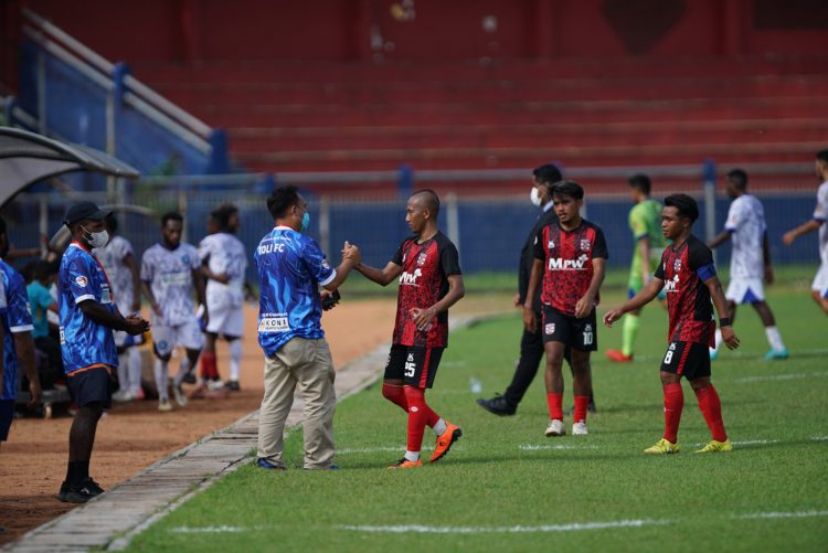 Pemain Persitoli menyalami pelatihnya setelah laga melawan Persewangi Banyuwangi kemarin. (Wahyu Adji Febrianto/Jawa Pos Radar Kediri )