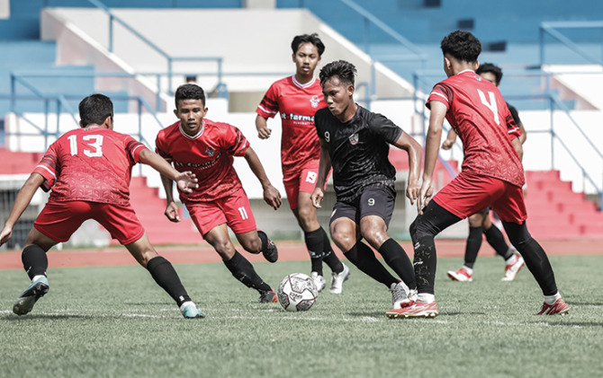 PAMER SKILL: Striker Persis Youth Wahyu Agung Drajat Mulyono (tengah) dikepung pemain AT Farmasi dalam ekshibisi di Stadion UNS, Sabtu (26/2). (ISTIMEWA)