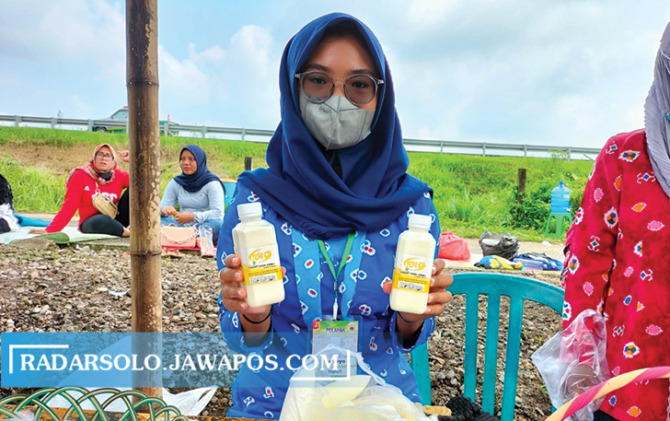 LEBIH MENGUNTUNGKAN: Istri dari para peternak sapi perah di Boyolali menunjuukan yogurt olahan mereka, Jumat (04/02). Inovasi ini dilakukan mengingat harga jual susu sapi sangat rendah. (RAGIL LISTIYO/RADAR SOLO)