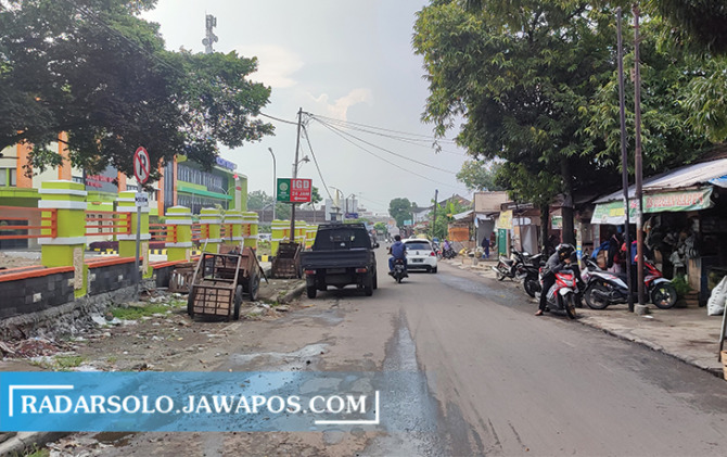 BUTUH SOLUSI: Akses masuk RSUD Gemolong sering macet karena aktivitas Pasar Gemolong. (AHMAD KHAIRUDIN/RADAR SOLO)