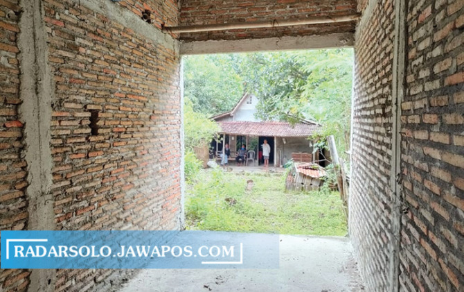 Lorong masuk ke rumah Mbah Paino, setelah pekarangannya ditutup bangunan. (AHMAD K/RADAR SOLO)