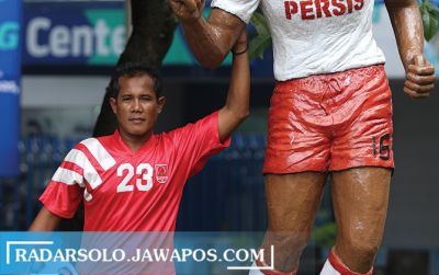 MATCHWORN: Bintang Persis di era 1990an, Yanis Budi Ucok mengenakan jersey yang dipakainya di musim 1994.