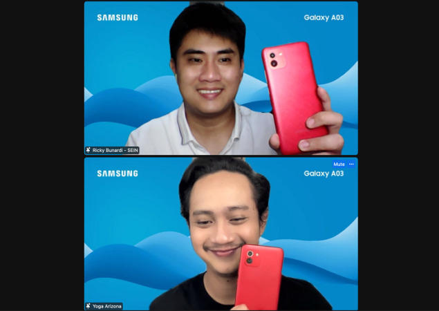 Ricky Bunardi, product marketing manager mobile experience Samsung Electronics Indonesia  (atas) dan Yoga Arizona, content creator pamerkan Galaxy A03