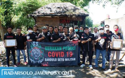 Kelompok Pencak Silat Sardulo Seto (SS) Militan membagikan paket sembako kepada warga kurang mampu, Sabtu (16/5).
