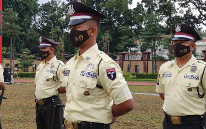 Seragam baru satpam dengan kemeja warna krem.
