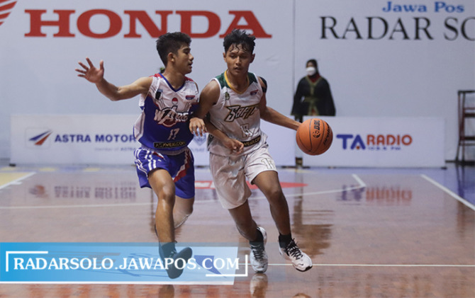 SENGIT: Pertandingan SMA Warga Surakarta vs SMAN 7 Surakarta di ajang DBL di Sritex Arena, tahun lalu. Jump Ball Opening Party Honda DBL with KFC 2022 bakal dimeriahkan pertandingan SMKN 2 Surakarta vs SMA Warga Surakarta. (M. IHSAN/RADAR SOLO)