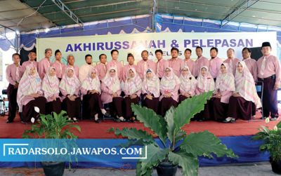 Kepala SMP Al-Islam Kartasura beserta guru. (ISTIMEWA)