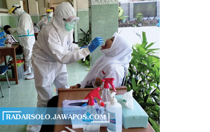 DETEKSI: Siswa mengikuti swab PCR sebagai upaya tracing penularan Covid-19 di sekolah. (SEPTIAN REVINDA/RADAR SOLO)