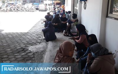 Sejumlah pekerja di salah satu perusahaan di wilayah Jaten mendatangi kantor Disnakerkop Kabupaten Karanganyar, kemarin (14/3) siang.