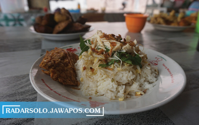 UNIK: Sajian soto garing dengan lauk tempe di warung soto Bu Yati, Desa Sabrang, Kecamatan Delanggu, Klaten. (ANGGA PURENDA/RADAR SOLO)