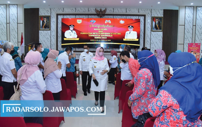 CEGAH STUNTING: Bupati Sukoharjo Etik Suryani mengukuhkan Bunda Generasi Berencana (Genre) dan menobatkan Duta Penurunan Stunting di tiap kecamatan, Rabu (16/2) lalu. (IWAN KAWUL/RADAR SOLO)