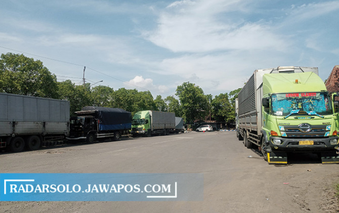 ANTRE BONGKAR MUAT: Sejumlah truk angkutan barang parkir di Terminal Sukoharjo Kota, Kamis (24/2). Belum tersedianya terminal khusus barang menyebabkan para sopir kesulitan memarkir armadanya. (IWAN KAWUL/RADAR SOLO)