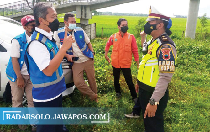 SURVEI: Anggota Satlantas Polres Karanganyar dan JSN di lokasi yang akan dipasang speed camera di ruas tol Kebakkramat, Rabu (23/2).  (RUDI HARTONO/RADAR SOLO)