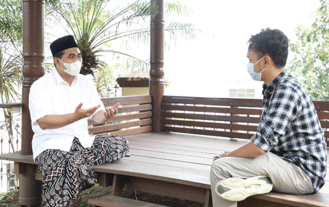 SHARING: Wagub Jateng Taj Yasin Maimoen berdiskusi dengan Muhammad Sheva Alfajri, kemarin (4/2).