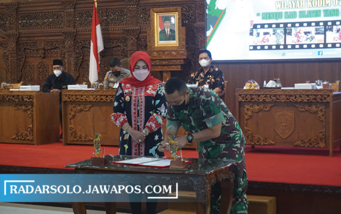 SINERGI: Bupati Klaten Sri Mulyani bersama Dandim 0723/Klaten Letkol Inf Joni Eko Prasetyo saat pembukaan KBMKB di Pendapa Pemkab Klaten, Selasa (15/2). (ANGGA PURENDA/RADAR SOLO)