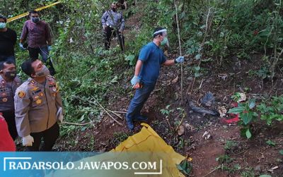 Polisi melakukan proses evakuasi kerangka mayat di Kelurahan Giriharjo, Kecamatan Puhpelem, beberapa waktu lalu.