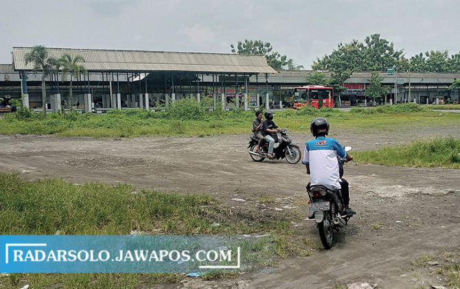 SUMBANG PENDAPATAN: Terminal Bus Kartasura yang mulai menerapkan penarikan retribusi, kemarin (1/2). (IWAN KAWUL/RADAR SOLO)