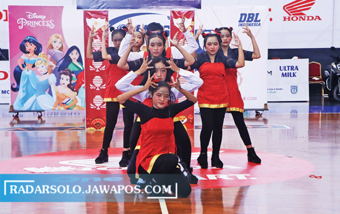 DIGANDRUNGI: Tema Mulan dipakai Aphrodite saat perform di Sritex Arena, Selasa (1/2). (M. IHSAN/RADAR SOLO)