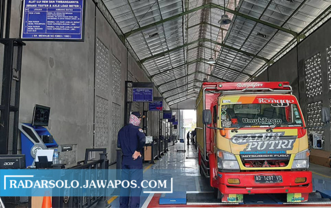 DIPERBARUI: Uji KIR Dishub Boyolali tahun lalu. (RAGIL LISTIYO/RADAR SOLO)