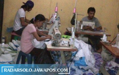 Salah satu tempat produksi konveksi di Kabupaten  Sragen tengah ngebut menyelesaikan pemesanan. (AHMAD KHAIRUDIN/RADAR SOLO)